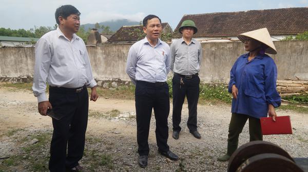 Đồng chí Trần Đình Gia Bí thư huyện ủy kiểm tra sản xuất, chăn nuôi tại xã Kỳ Phong và Kỳ Bắc.