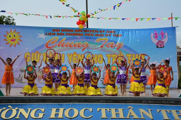 Liên đội Trường Tiểu học Kỳ Tiến: Tổ chức chương trình “ Chung tay giữ bình yên cho trẻ thơ”.