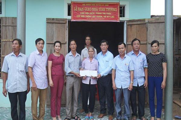 Hội Nông dân huyện Kỳ nh: Bàn giao nhà tình thương cho hội viên nghèo.
