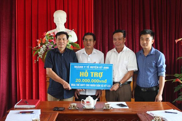 Trung tâm Y tế huyện Kỳ Anh: Hổ trợ 20 triệu đồng cho các hộ khó khăn mua Bảo hiểm y tế.