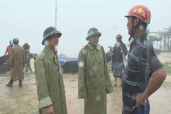 Đồng chí Nguyễn Văn Danh, TUV, Bí thư Huyện ủy, Chủ tịch HĐND  huyện Kỳ Anh: Kiểm tra công tác phòng chống cơn bão số 10 tại các xã ven biển.