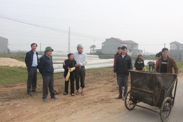 Đồng chí Nguyễn Xuân Thủy, Phó Chủ tịch UBND huyện: Kiểm tra thực hiện phương án 135  trước tết Nguyên đán.