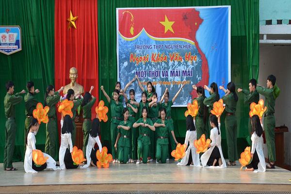 [Photo] Trường THPT Nguyễn Huệ: Sân khấu hóa văn học “ Một thời và mãi mãi”.