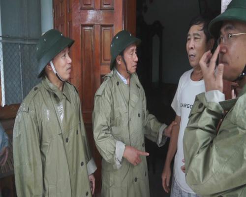 Đồng chí Lê Đình Sơn, UVTW Đảng, Bí thư Tỉnh ủy, Chủ tịch HĐND tỉnh: Chỉ đạo công tác ứng phó với bão số 10 tại huyện Kỳ Anh.