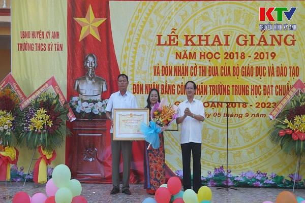 Đồng chí Lê Văn Sao, Giám đốc Công an tỉnh dự lễ khai giảng năm học mới 2018-2019 tại Trường THCS Kỳ Tân.