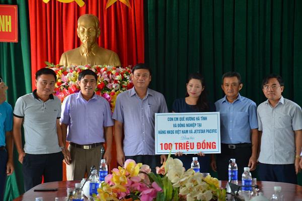 Con em quê hương Hà Tĩnh tại Hàng không Quốc gia Việt Nam và  Jetstar Pacific: Trao 100 triệu đồng cho trường Mầm non Kỳ Tây khắc phục hậu quà cơn bão số 10.
