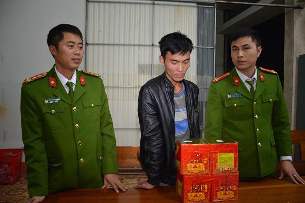 Bắt đối tượng vận chuyển pháo trên xe khách