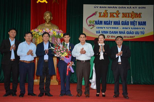 Xã Kỳ Sơn: Mít tinh kỷ niệm 35 năm ngày nhà giáo Việt Nam và vinh danh Nhà giáo ưu tú.