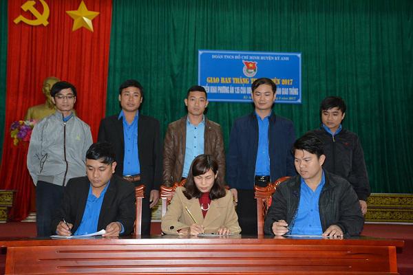 Huyện đoàn Kỳ Anh: Tổ chức ký cam kết an toàn giao thông với các đơn vị đoàn cơ sở.