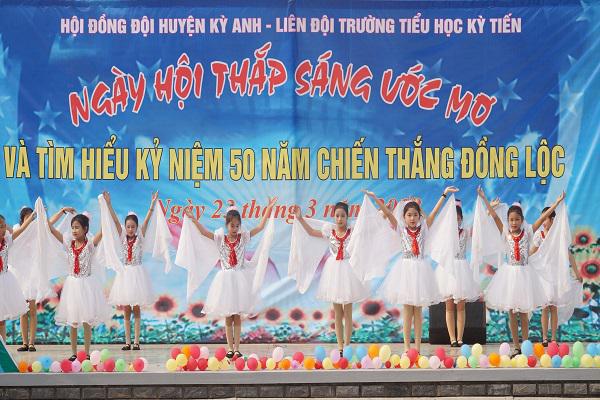 Liên đội Trường Tiểu học Kỳ Tiến: Với ngày hội thắp sáng ước mơ và hội thi Rung chuông vàng tìm hiểu 50 năm chiến thắng Đồng Lộc.