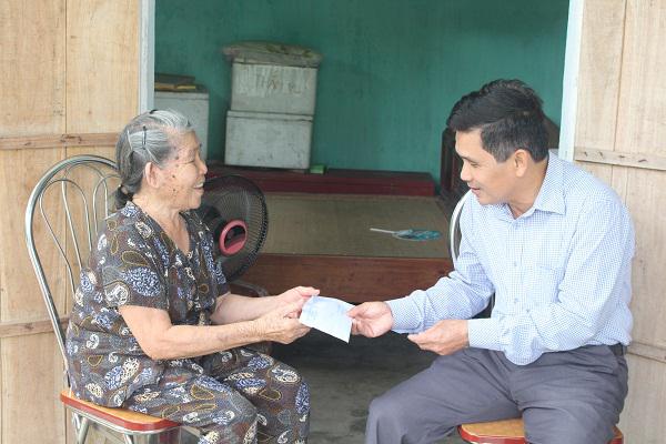 Đồng chí Nguyễn Xuân Thủy- UVBTV Huyện ủy- Phó Chủ tịch UBND  huyện Kỳ Anh trao tiền hổ trợ xây dựng nhà ở cho người có công với Cách mạng.