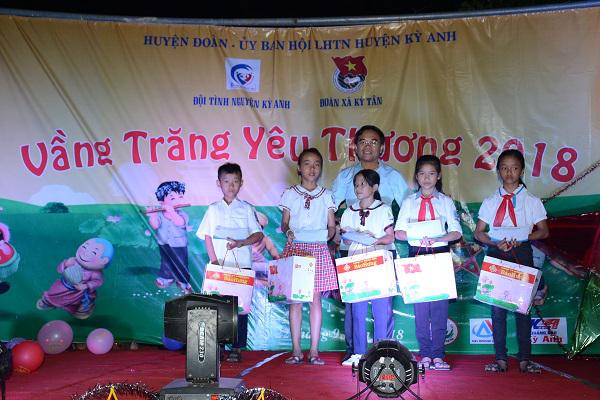 Đồng chí Bùi Quang Hoàn, Chủ tịch UBND  huyện tặng quà cho trẻ em nhân dịp Tết Trung thu tại xã Kỳ Tân.
