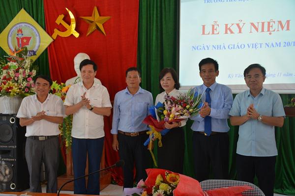 Đồng chí Bùi Quang Hoàn, Chủ tịch UBND huyện Kỳ Anh tặng hoa chúc mừng các trường học trên địa bàn nhân ngày Nhà giáo Việt Nam 20/11.