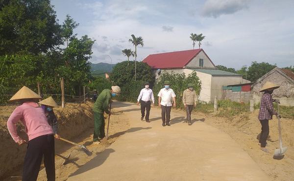 Đồng chí Trần Đình Gia, Bí thư Huyện uỷ, kiểm tra xây dựng Nông thôn mới tại xã Kỳ Lạc