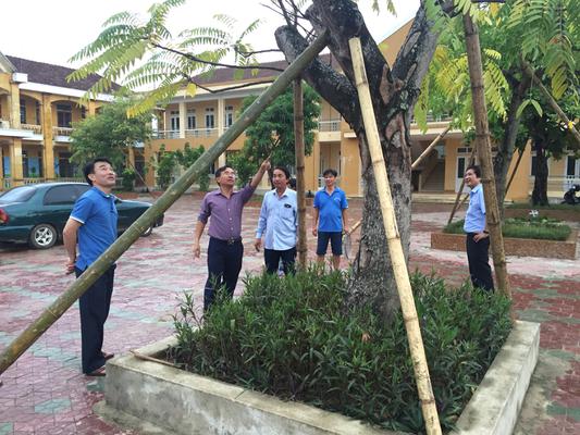 Đồng chí Bùi Quang Hoàn, Chủ tịch UBND huyện Kỳ Anh: Kiểm tra công tác phòng chống bão số 10 tại các vùng xung yếu.