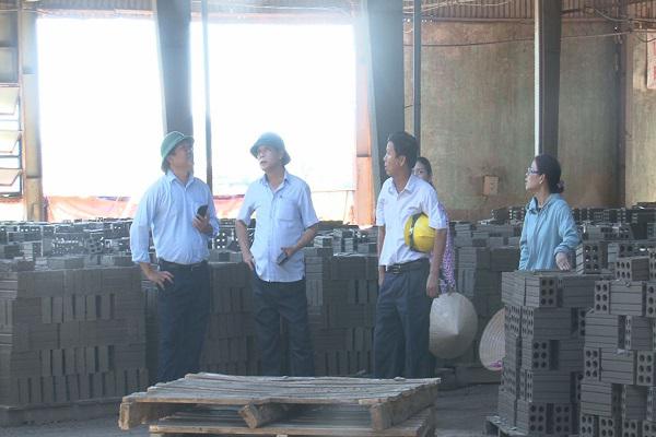 Các đồng chí lãnh đạo huyện Kỳ Anh: Kiểm tra tình trạng khắc phục thiệt hại sau bão ở các Hợp tác xã, Doanh nghiệp trên địa bàn huyện.