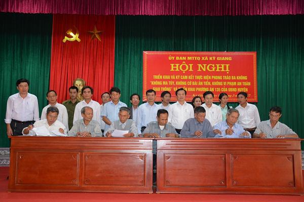 Uỷ ban Mặt trận Tổ quốc Kỳ Giang –huyện Kỳ Anh: Ký cam kết thực hiện phong trào ba không “Không ma túy, không cờ bạc ăn tiền, không vi phạm an toàn giao thông”.