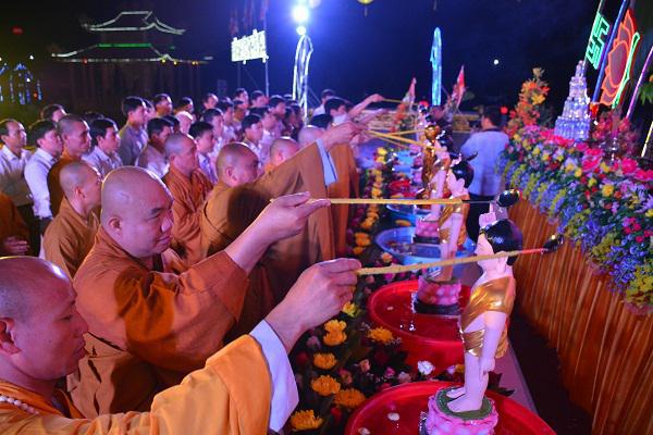 Đại lễ Phật đản, Phật lịch 2561 - dương lịch 2017 tại chùa Hữu Lạc.