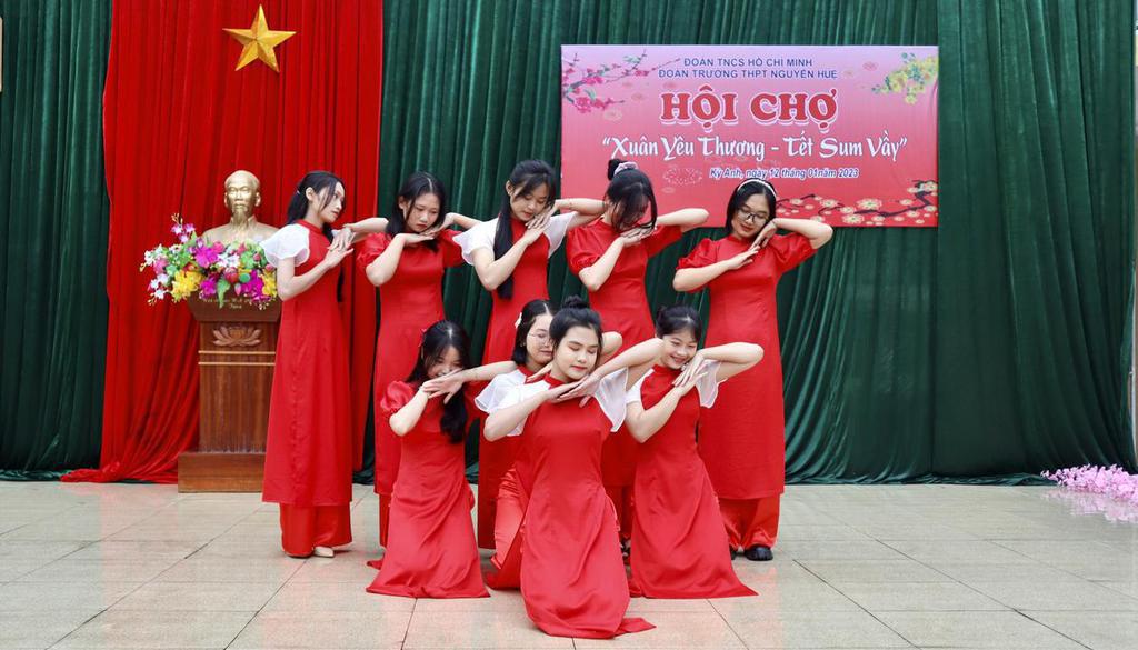 Trường THPT Nguyễn Huệ sôi nổi tổ chức hội chợ Xuân 2023