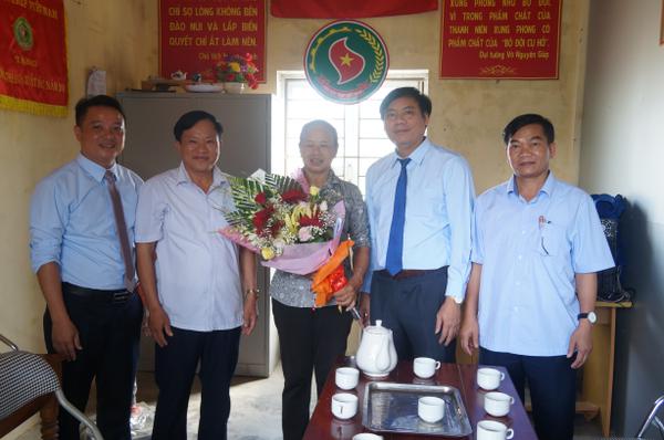 Lãnh đạo huyện Kỳ Anh tặng hoa chúc mừng Hội Cựu Thanh niên xung phong nhân kỷ niệm 69 năm ngày truyền thống
