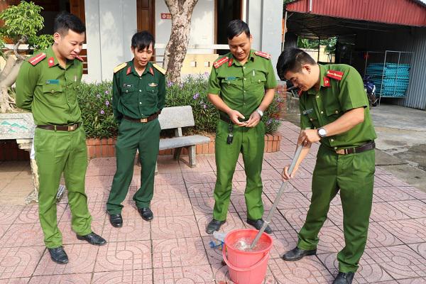 Công an huyện Kỳ Anh tiêu hủy tang vật vi phạm hành chính.