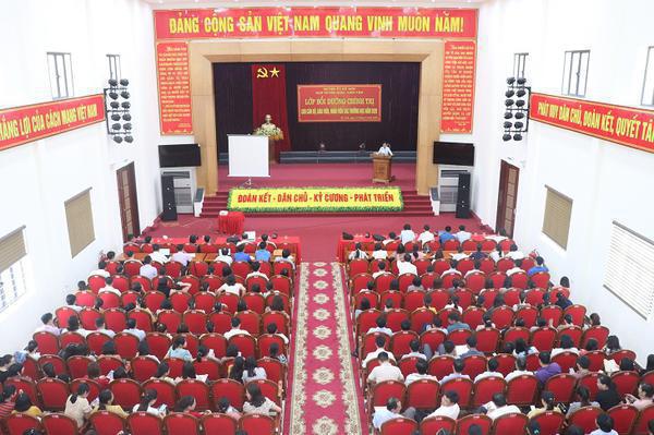 Bồi dưỡng chính trị cho 360 cán bộ, giáo viên trên toàn huyện