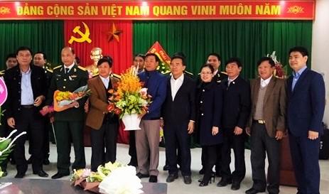 Các đồng chí huyện lãnh đạo huyện Kỳ Anh: Tặng hoa chúc mừng Ban Chỉ huy Quân sự huyện nhân ngày truyền thống.