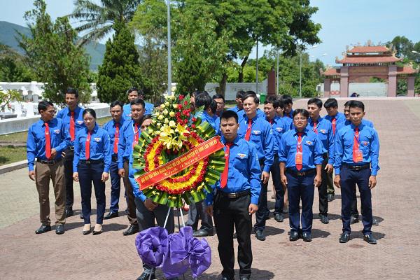 Huyện đoàn Kỳ Anh: Dâng hương tưởng niệm các Anh hùng Liệt sỹ tại Nghĩa trang Liệt sỹ huyện.
