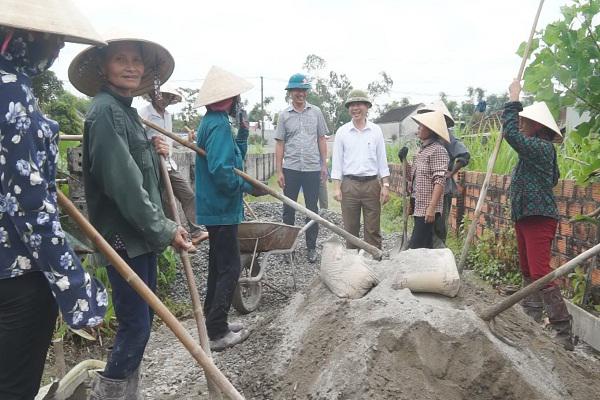 Đồng chí Trần Đình Gia, Đại biểu Quốc hội, TUV, Bí thư Huyện ủy Kỳ Anh: Kiểm tra phong trào xây dựng Nông thôn mới tại xã Kỳ Văn.