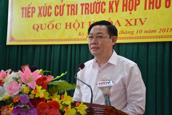 Đồng chí Vương Đình Huệ, Phó Thủ tướng Chính phủ tiếp xúc cử tri trước kỳ họp thứ 6 Quốc hội khóa XIV tại huyện Kỳ Anh.