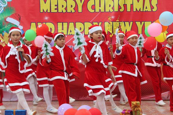 [Photo]: Trường Trung học Cơ sở Kỳ Tân giao lưu Câu Lạc bộ Tiếng Anh với chủ đề “Christmas and new year”.