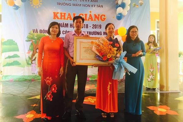 Đồng chí Dương Thị Vân Anh, UVBTV, Phó Chủ tịch Thường trực HĐND  huyện Kỳ Anh dự khai giảng năm học mới tại Trường Mầm non Kỳ Tân.