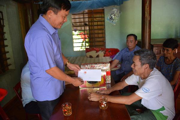 Đồng chí Nguyễn Anh Đông – UVBTV Huyện ủy- Chủ nhiệm Ủy ban Kiểm tra Huyện ủy Kỳ Anh: Tặng quà các gia đình chính sách nhân kỷ niệm 70 năm ngày Thương binh Liệt sỹ.