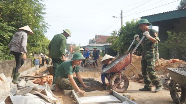 Lữ đoàn 283 Quân khu 4 giúp dân xây dựng nông thôn mới ở xã Kỳ Phú.