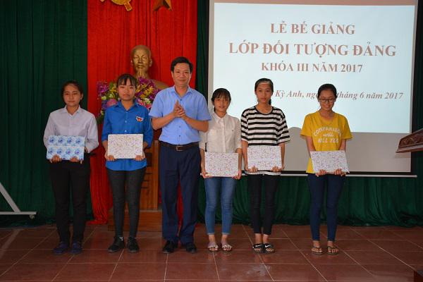 Trung tâm Bồi dưỡng Chính trị huyện Kỳ Anh: Bế giảng lớp đối tượng Đảng khóa III năm 2017.
