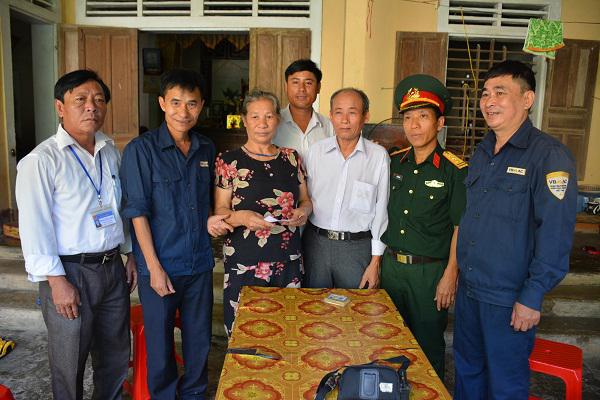 Ban Chỉ huy quân sự huyện Kỳ Anh: Trao quà cho các gia đình chính sách có hoàn cảnh đặc biệt khó khăn.