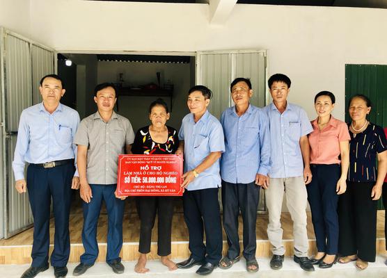 Bàn giao tiền hỗ trợ xây dựng nhà ở cho hộ nghèo tại xã Kỳ Văn