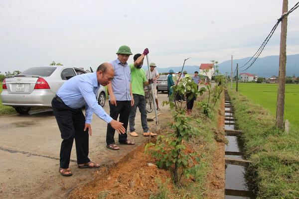 Đồng chí Bùi Quang Hoàn, Chủ tịch UBND huyện Kỳ Anh: Kiểm tra và làm việc với xã Kỳ Châu về xây dựng Nông thôn mới.