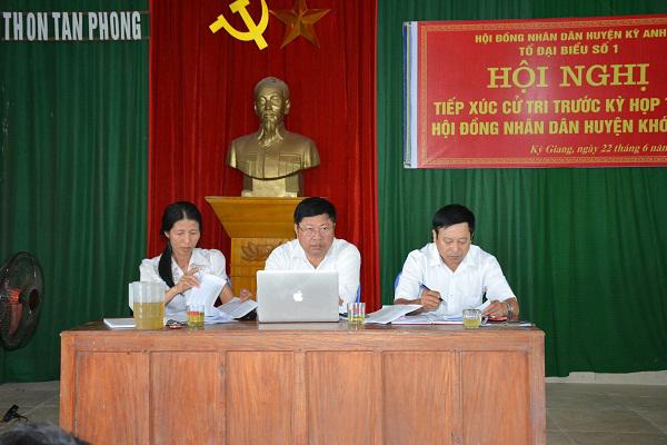 Tổ  đại biểu số 1 và số 2- HĐND huyện Kỳ Anh tiếp xúc cử tri tại thôn Tân Phong- xã Kỳ Giang.