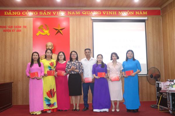 35 học viên hoàn thành xuất sắc khóa học Lớp đảng viên mới