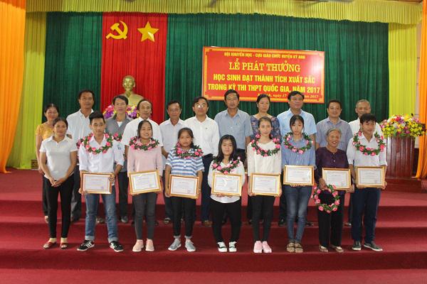Hội Khuyến học- Cựu giáo chức huyện Kỳ Anh: Phát thưởng cho các em học sinh đạt thành tích xuất sắc trong kỳ thi THPT Quốc gia năm 2017.