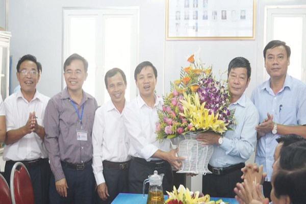 Các đồng chí lãnh đạo huyện Kỳ Anh: Tặng hoa chúc mừng Uỷ ban MTTQ  huyện nhân ngày truyền thống.