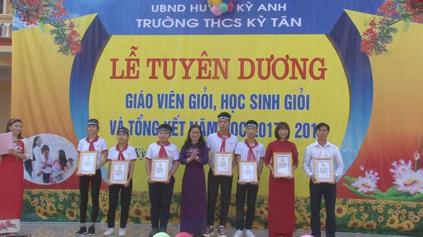 Trường Trung học Cơ sở Kỳ Tân: Tuyên dương giáo viên giỏi, học sinh giỏi và tổng kết năm học 2017 - 2018.