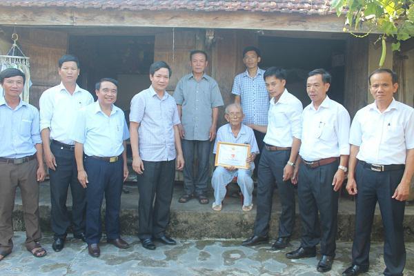 Liên đoàn Lao động huyện Kỳ Anh: Trao tiền hỗ trợ xây nhà cho gia đình chính sách.
