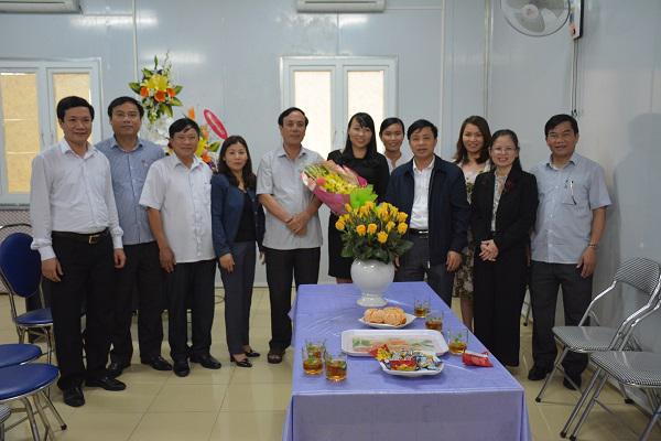Các đồng chí lãnh đạo huyện Kỳ Anh chúc mừng  Hội Liên hiệp Phụ nữ huyện nhân ngày Quốc tế Phụ nữ.