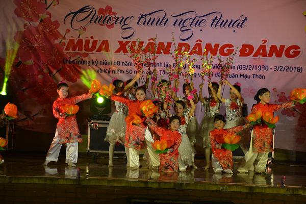 Chương trình nghệ thuật “ Mùa xuân dâng Đảng”.