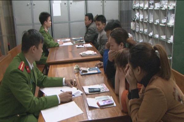 Công an huyện Kỳ Anh: Đột kích nhiều tụ điểm ghi lô đề  bắt 12 đối tượng