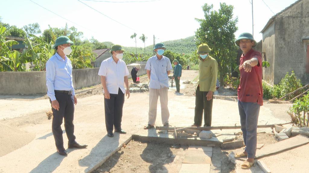 Đồng chí Bí thư Huyện ủy kiểm tra tiến độ xây dựng nông thôn mới tại thôn Bắc Xuân, xã Kỳ Tây