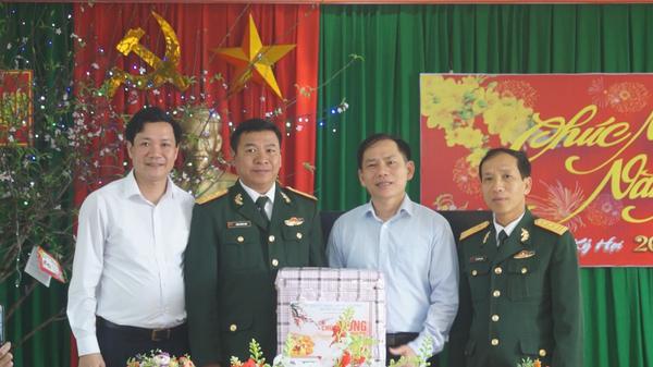 Đồng chí Bí thư huyện ủy: Tặng quà chúc tết cán bộ, chiến sỹ  Ban chỉ huy Quân sự huyện Kỳ Anh