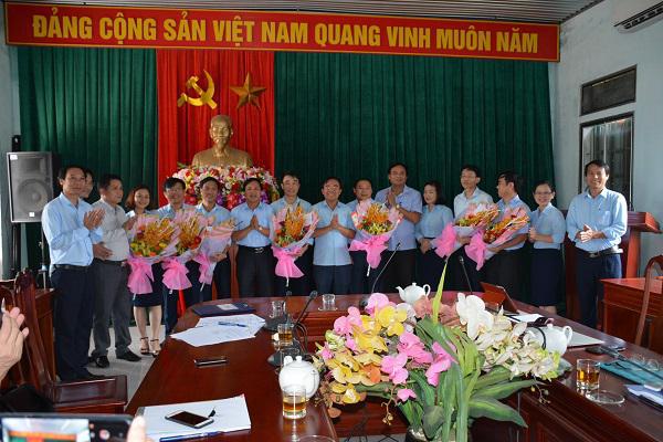 Thường trực Huyện ủy Kỳ Anh: Tặng hoa chúc mừng các cơ quan Quản lý nhà nước nhân kỷ niệm 72 năm ngày truyền thống.